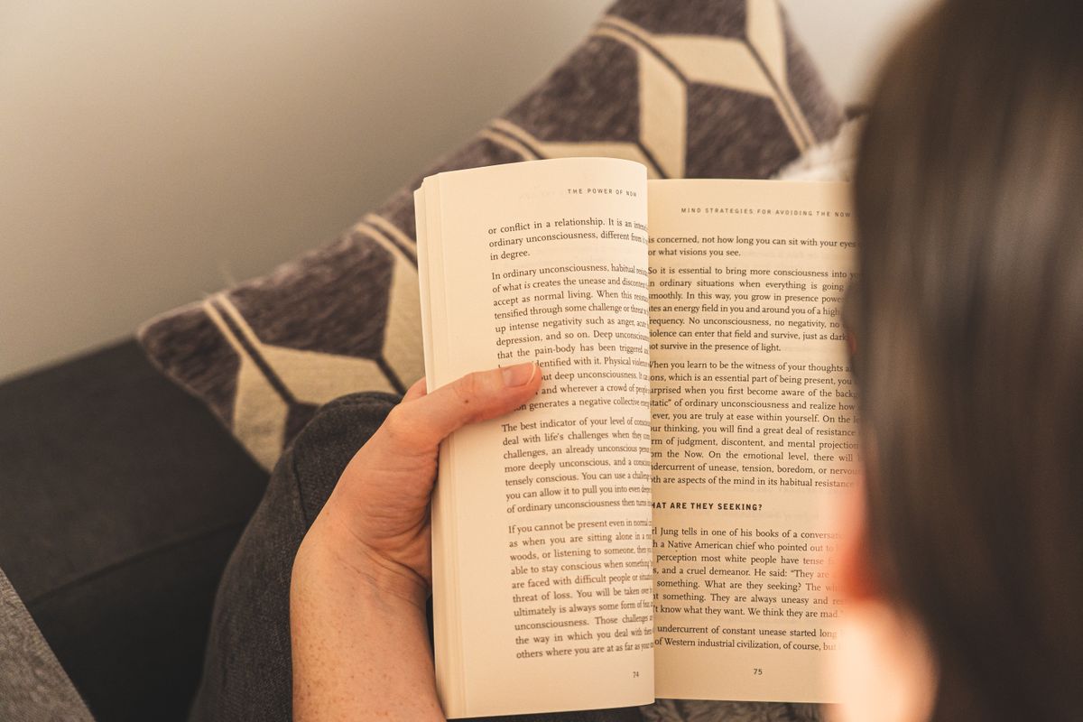 Dieťa čítajúce knihu, sekcia detskej literatúry